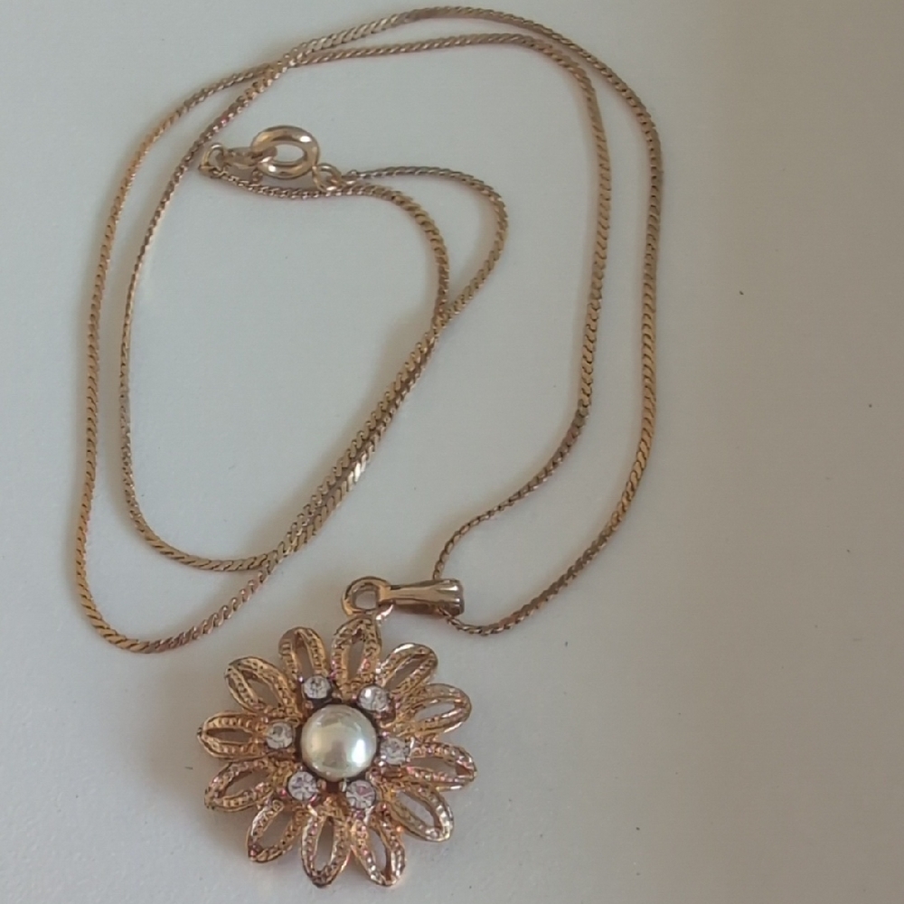 Elegant Gold Flower Pendant Necklace